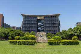 圖書館與臺北大學石碑
