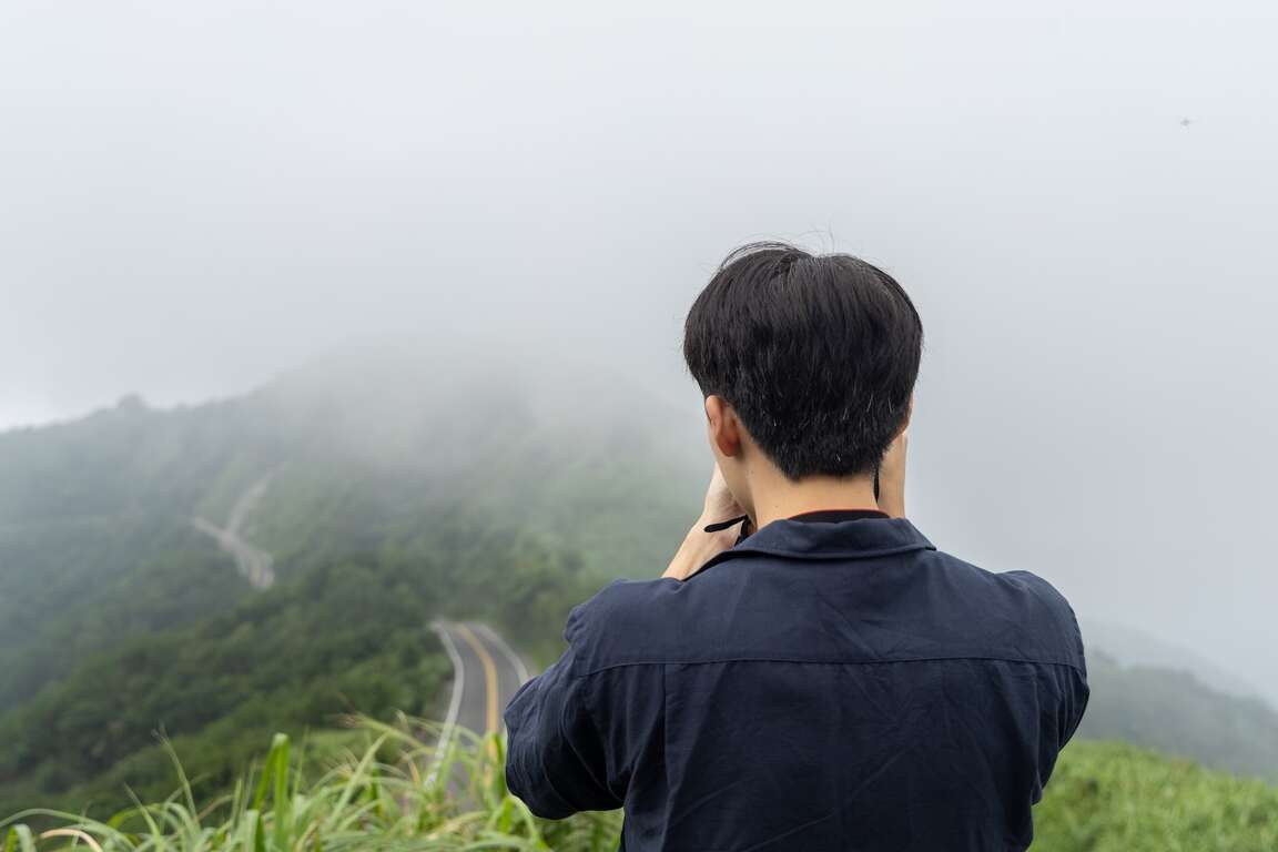 站在不厭亭旁拍攝山景