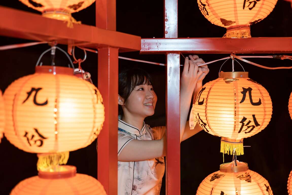 將祈福卡已紅繩繫上祈福田