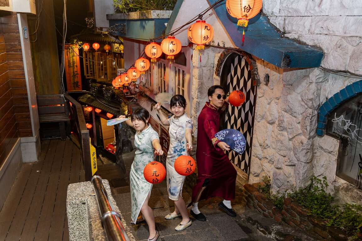 穿著旗袍於豎崎路的燈籠下拍照
