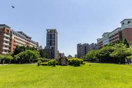 自圖書館回望大草皮