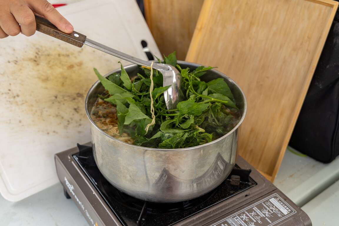 Lipahak三莺原生态园区烹调野菜泡面