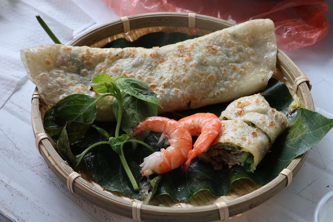 Lipahak三峡野菜园区制作蔬菜蛋饼(原住民族行政局/Lipahak三峡野菜园区提供)