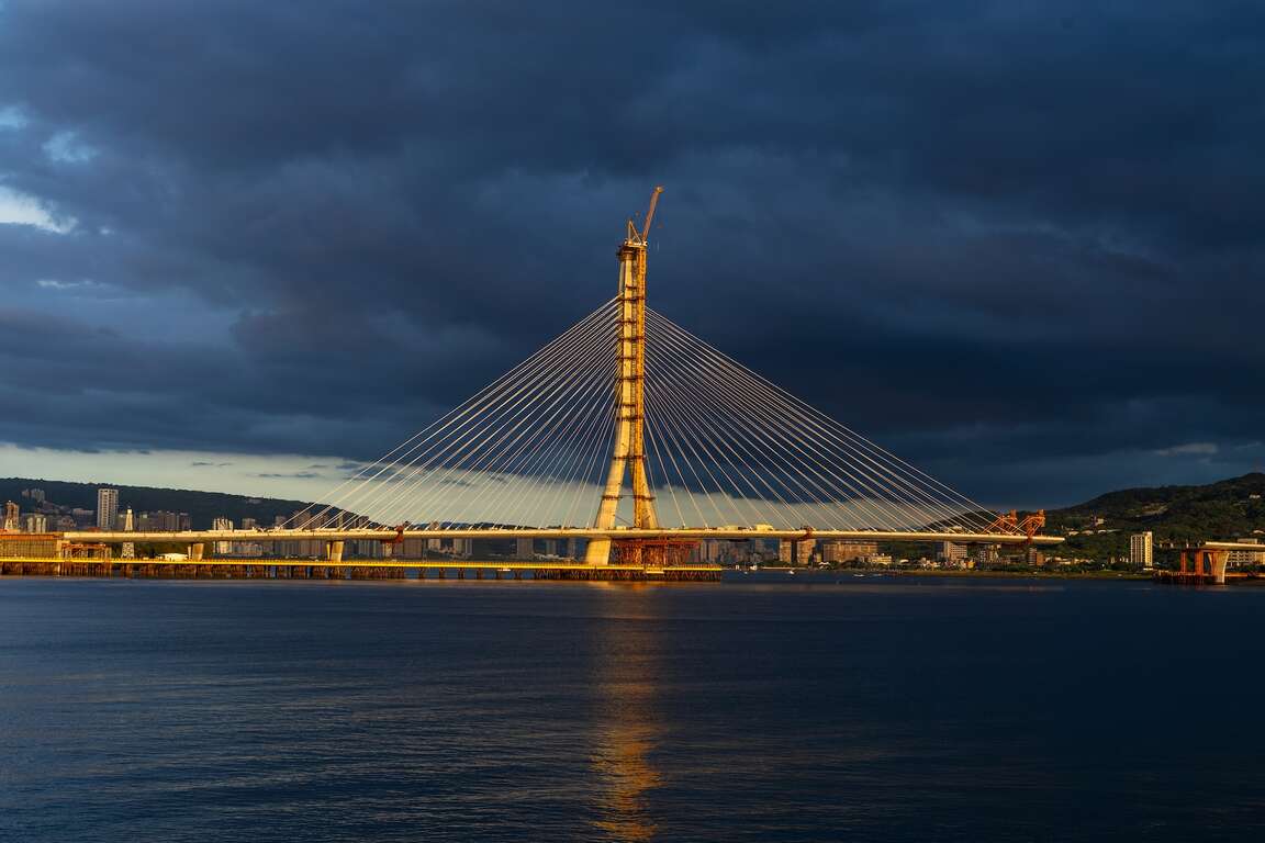 魔幻時刻下興建中的淡江大橋