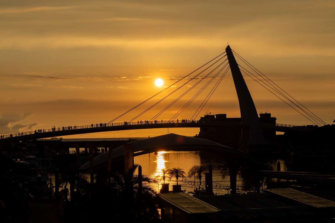 夕陽下的情人橋