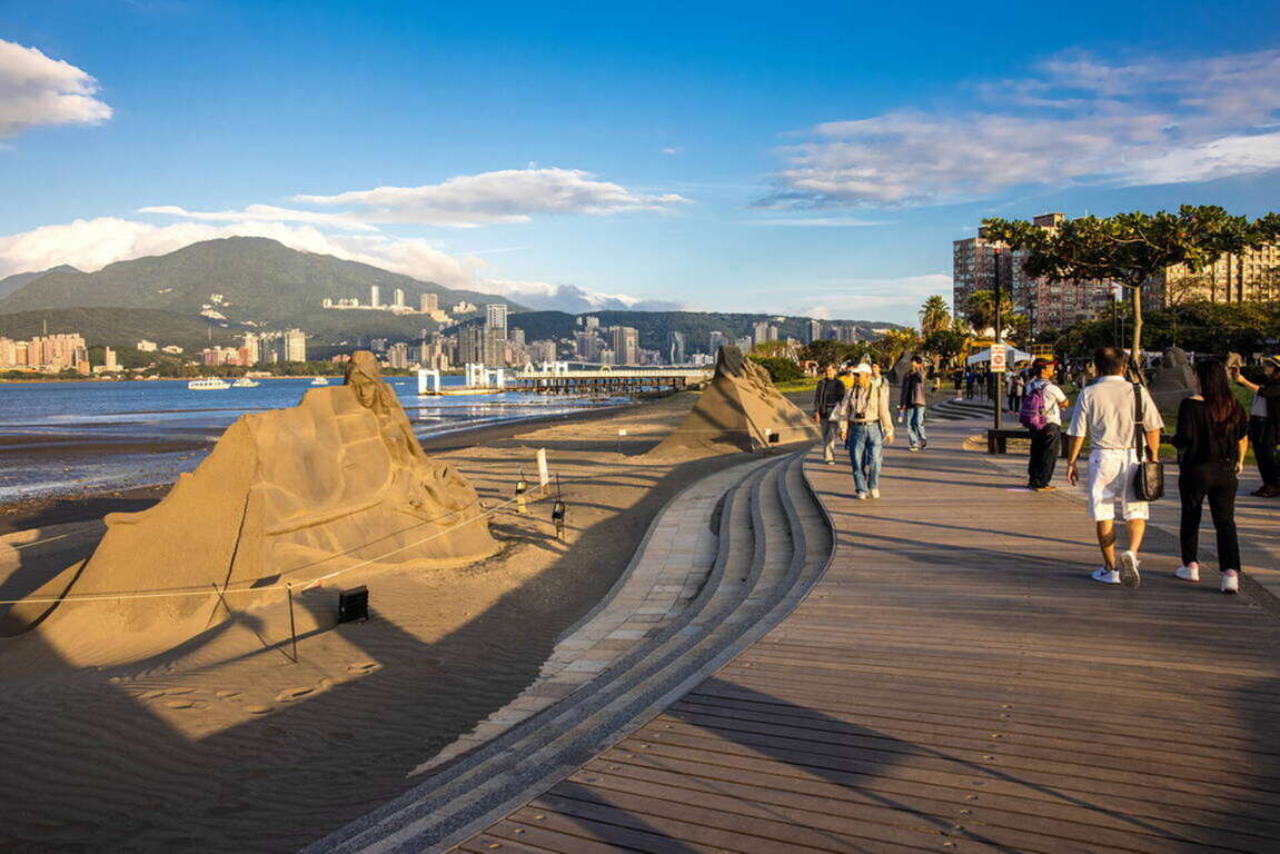 八里左岸旁有许多沙雕艺术装置