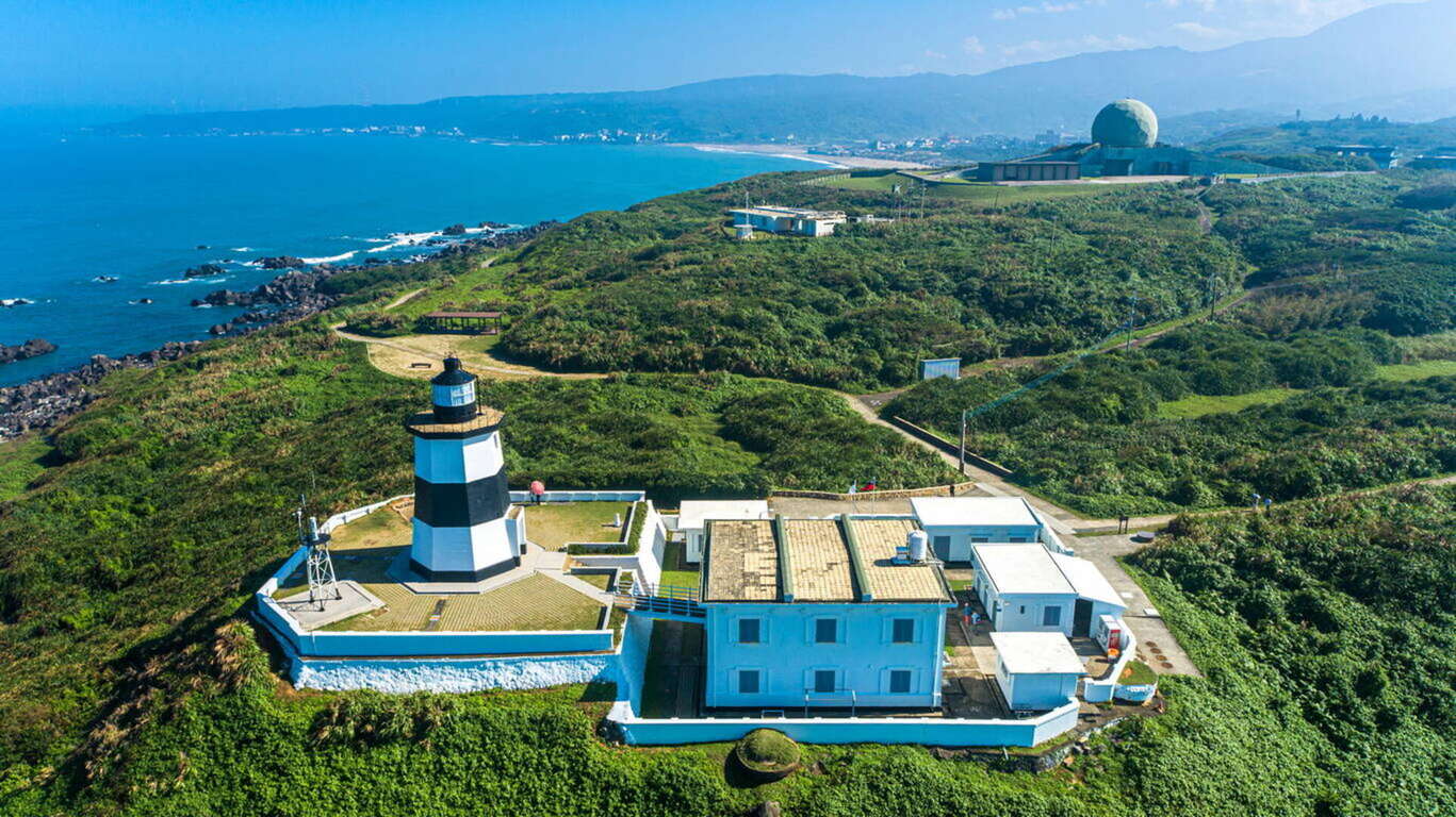 富贵角四周绿意盎然充满滨海植物