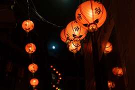 月光下的九份紅燈籠