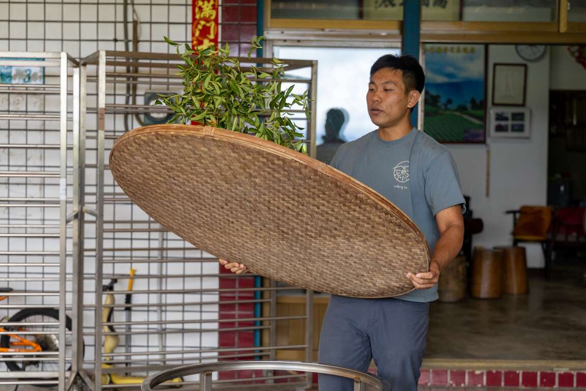 新峯友茶老闆示範製茶
