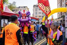 舞獅迎接市長