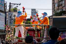 參與繞境的中興民俗技藝團