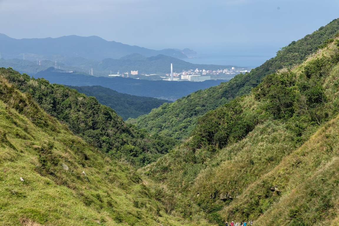 草岭古道垭口远眺盐寮