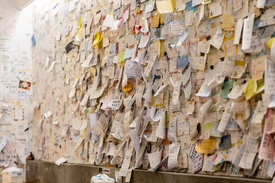 贴满便利贴的阿爸芋圆墙面