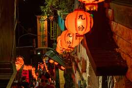 掛滿紅燈籠的九份豎崎路
