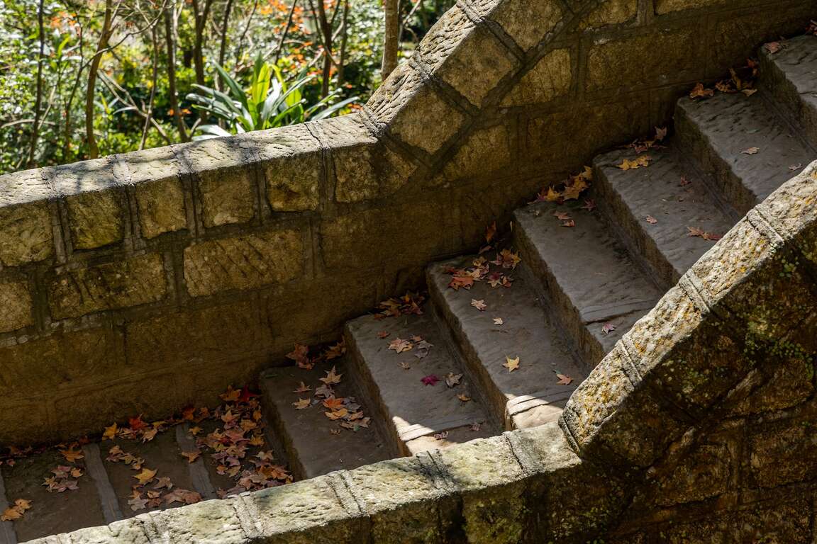 枫红飘落於双拱桥