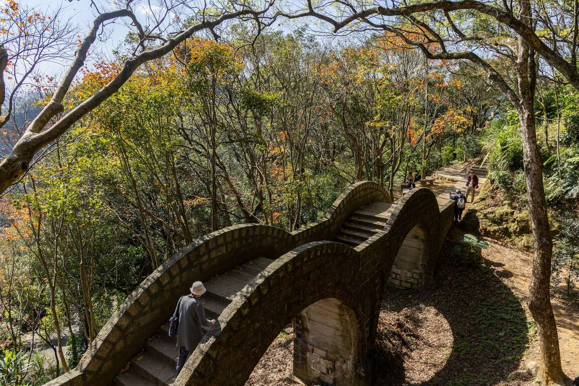 枫红与拱北殿双拱桥