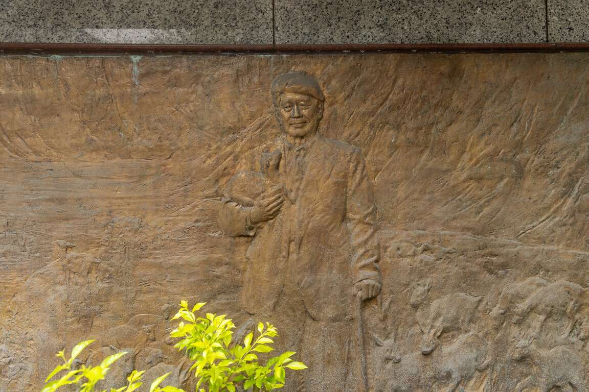 杨三郎褐铜浮雕