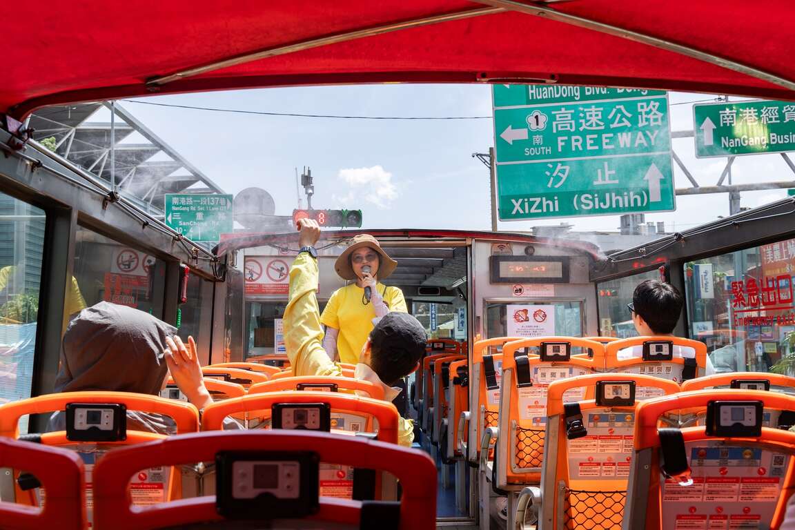 双层巴士设置水雾降温