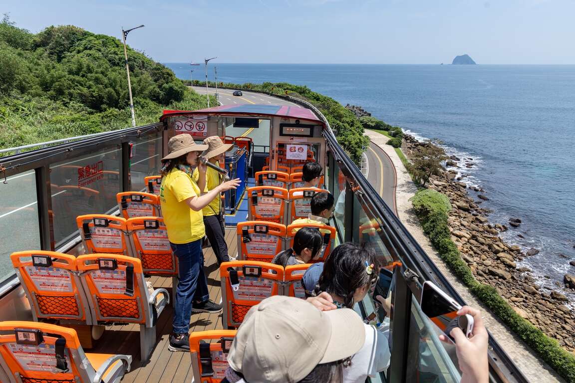 双层巴士初驶进绝美北海岸