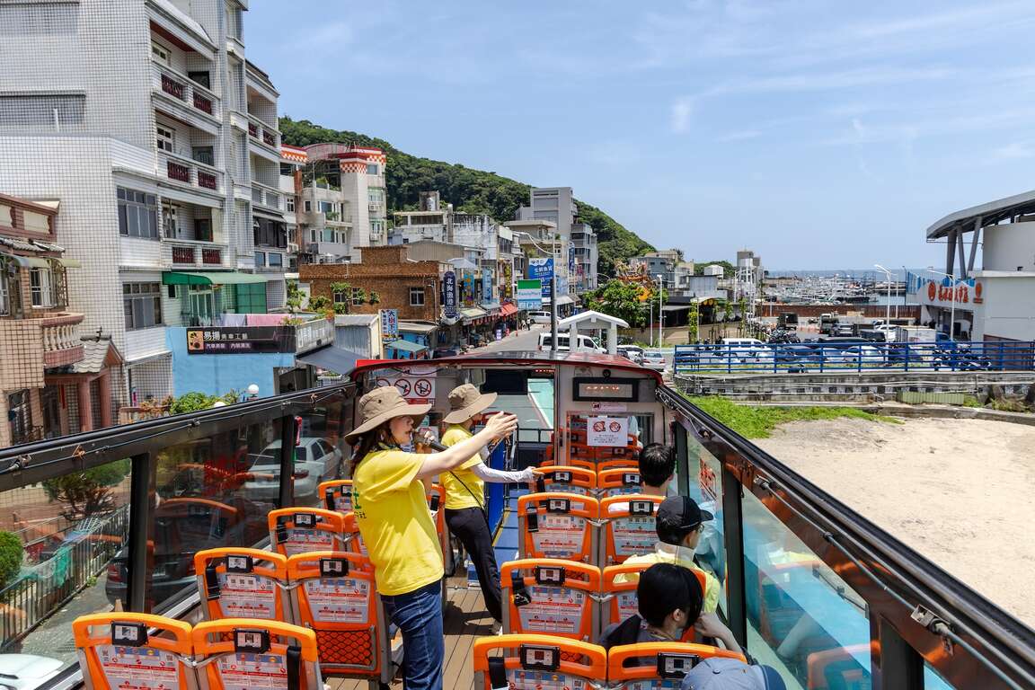 双层巴士行经龟吼渔夫市集