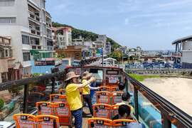 双层巴士行经龟吼渔夫市集