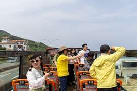 双层巴士通过金山跳石海岸