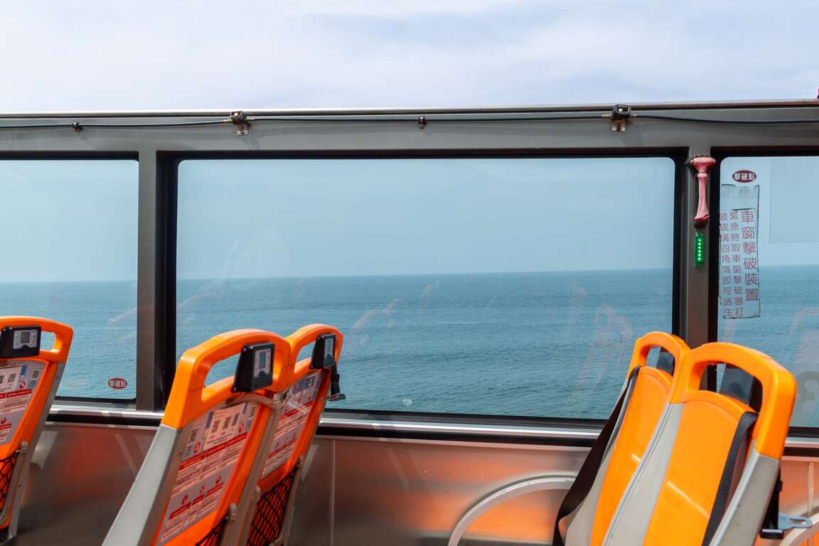 双层巴士行驶於海岸边，犹如邮轮般的风景