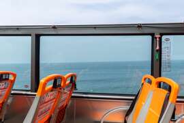 双层巴士行驶於海岸边，犹如邮轮般的风景