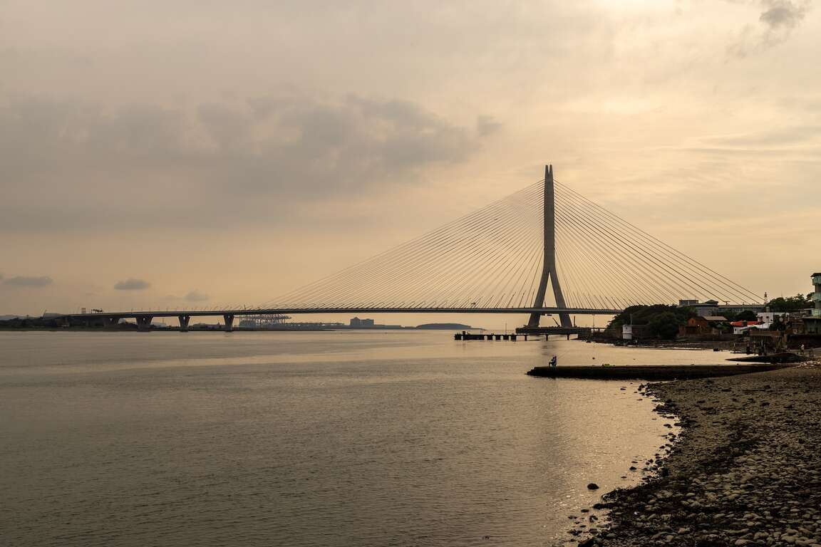 日落时分欣赏淡江大桥