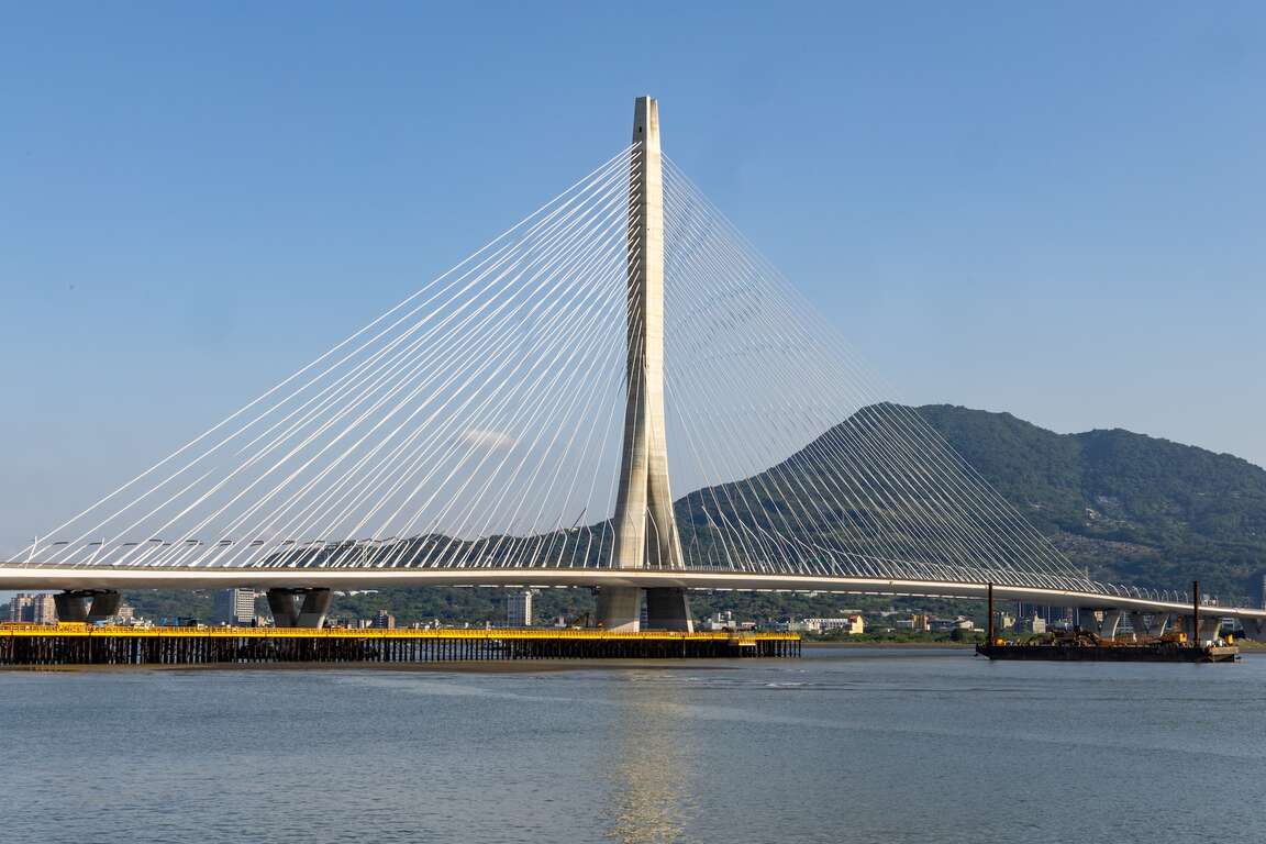 淡江大橋與觀音山