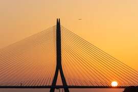 夕陽時刻的淡江大橋