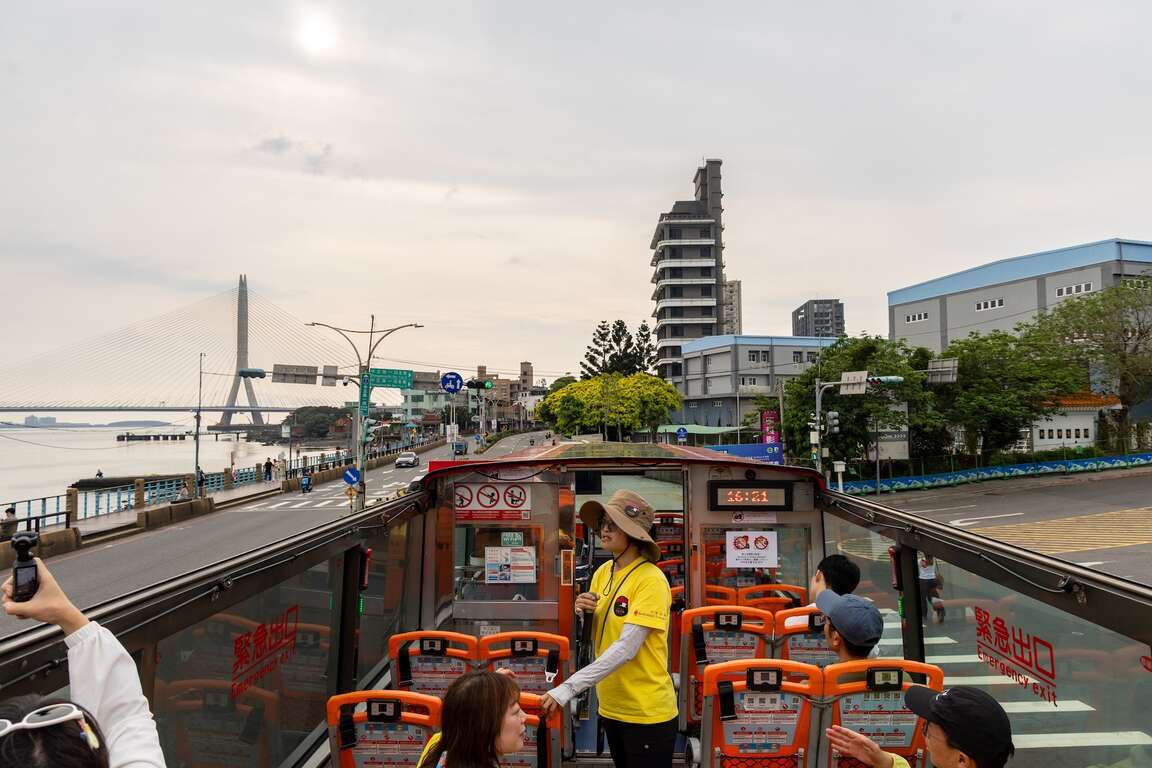 搭乘雙層巴士造訪淡江大橋