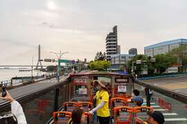 搭乘雙層巴士造訪淡江大橋