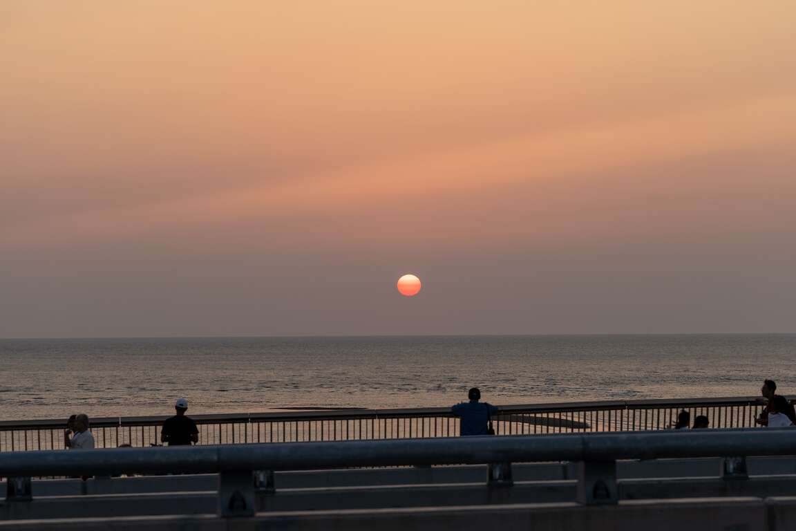 站在淡江大橋上欣賞淡水夕陽