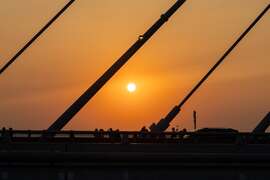 在淡江大橋上等待夕陽