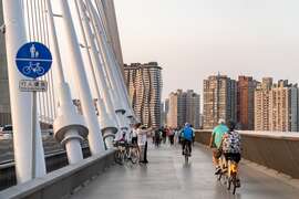 騎乘單車遊歷淡江大橋