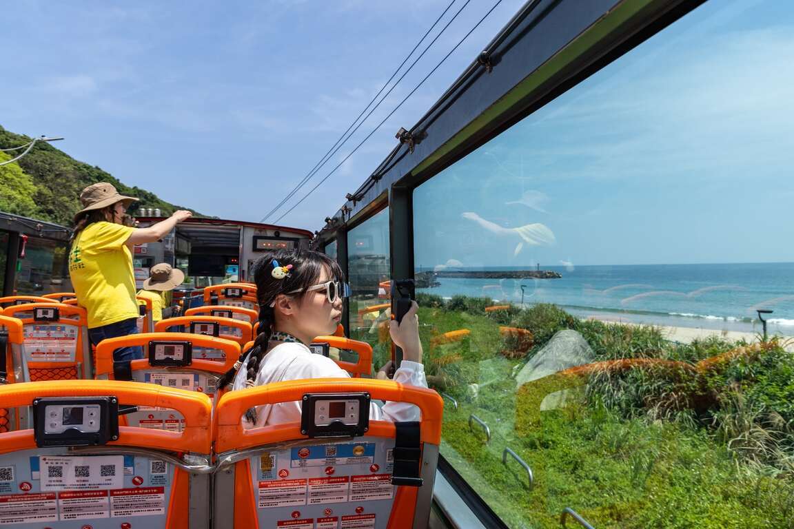 搭乘雙層巴士遊覽北海岸