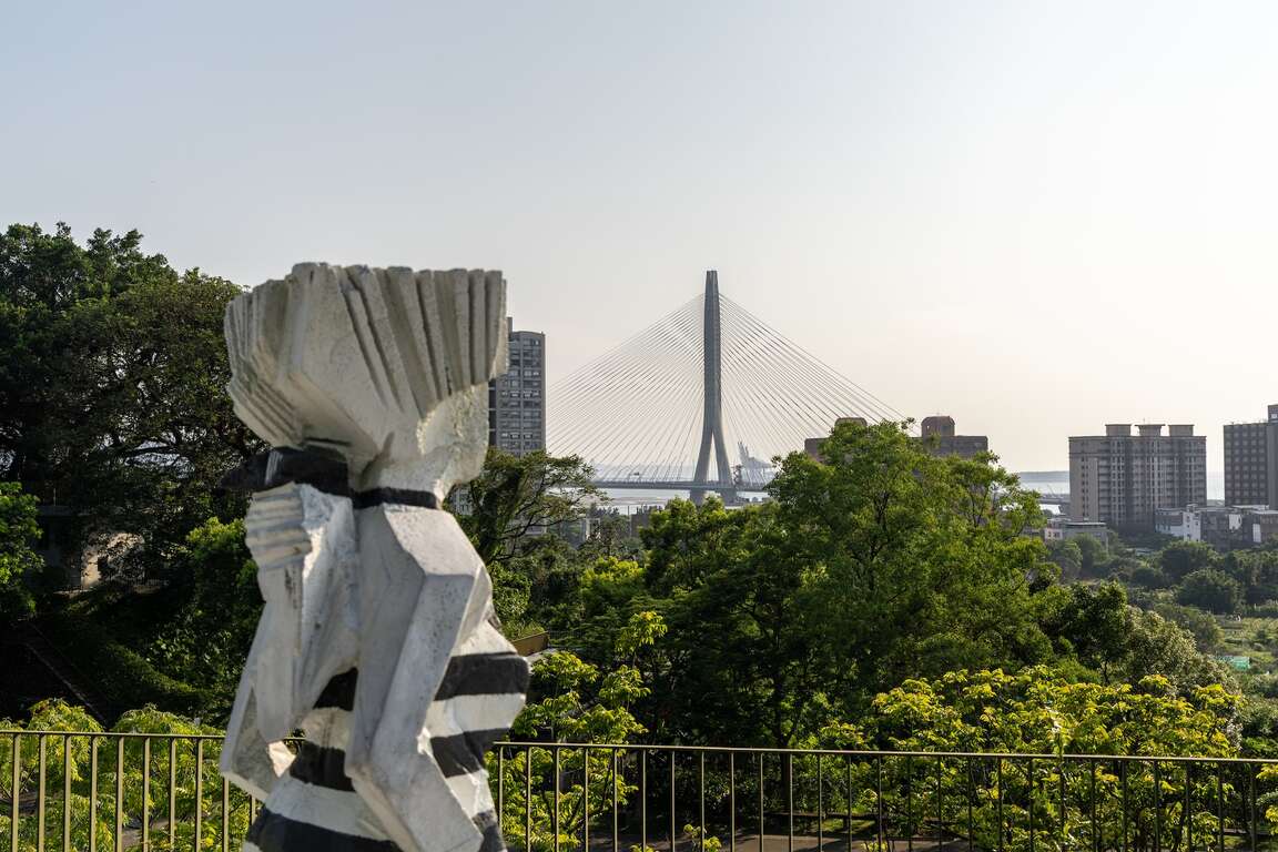 雲門劇場的朱銘雕塑與淡江大橋