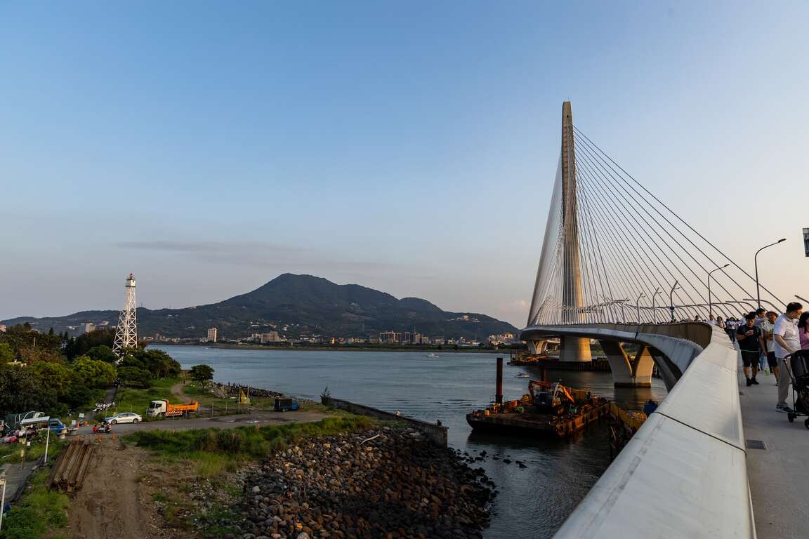 淡江大橋與觀音山