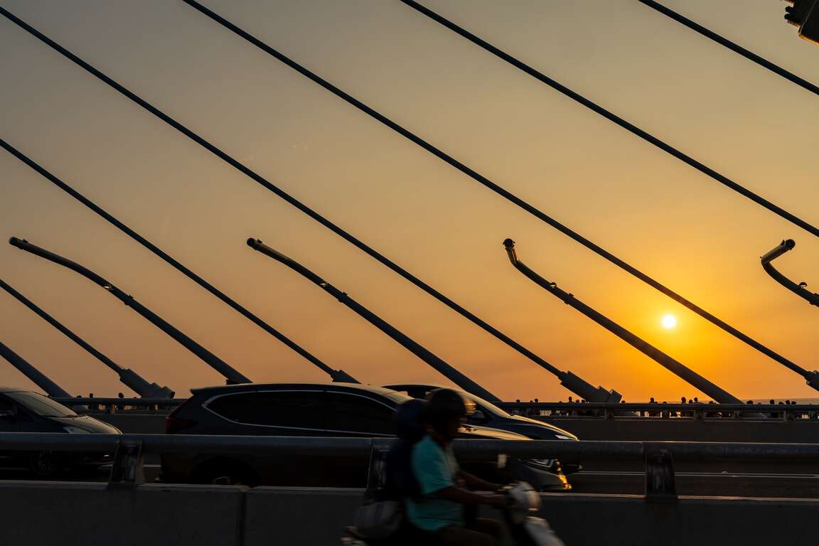 夕陽時刻的淡江大橋橋面