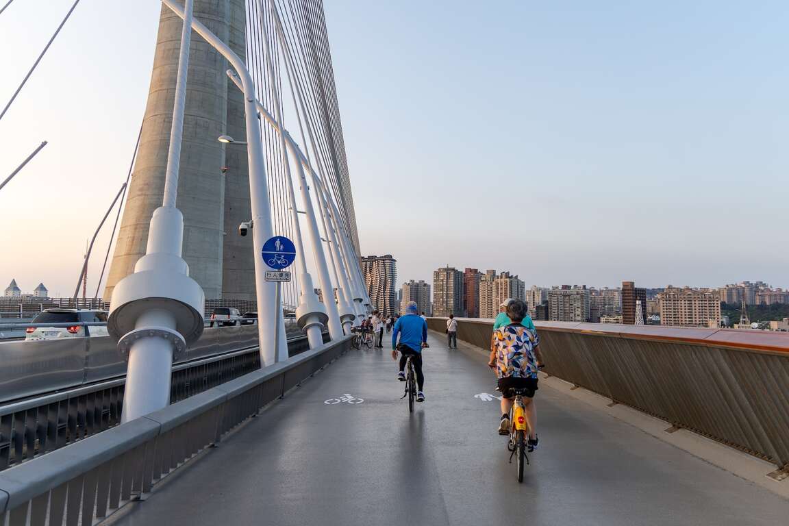 騎乘單車遊覽淡江大橋