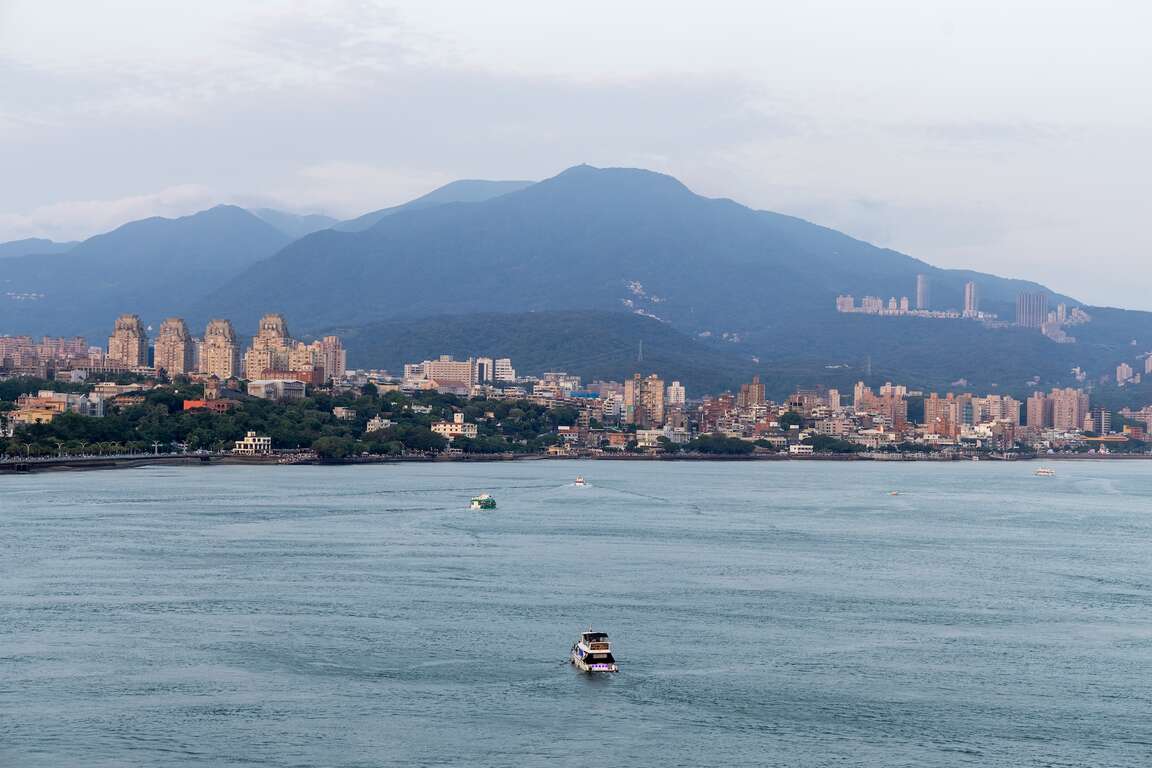 由淡江大橋遠眺淡水與大屯山
