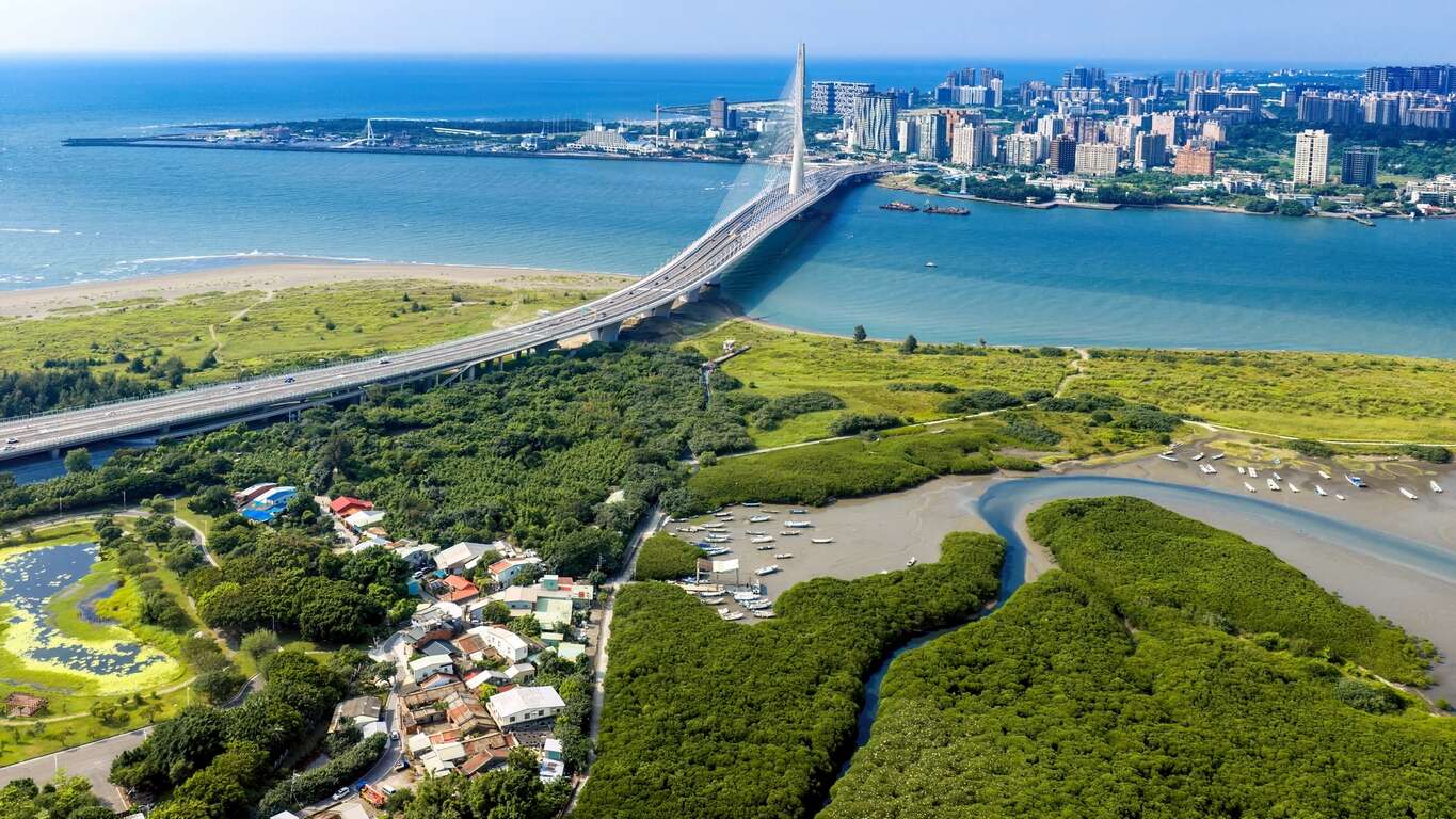 八里端空拍淡江大橋