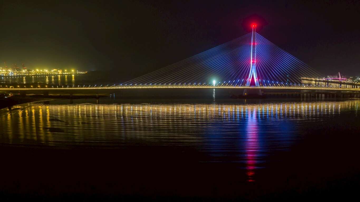 夜裡點燈的淡江大橋