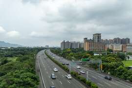列车通过国道三号三峡段