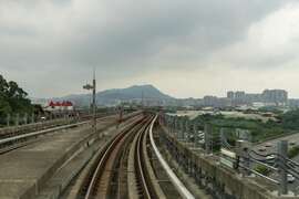 搭乘三莺线远眺三峡鸢山