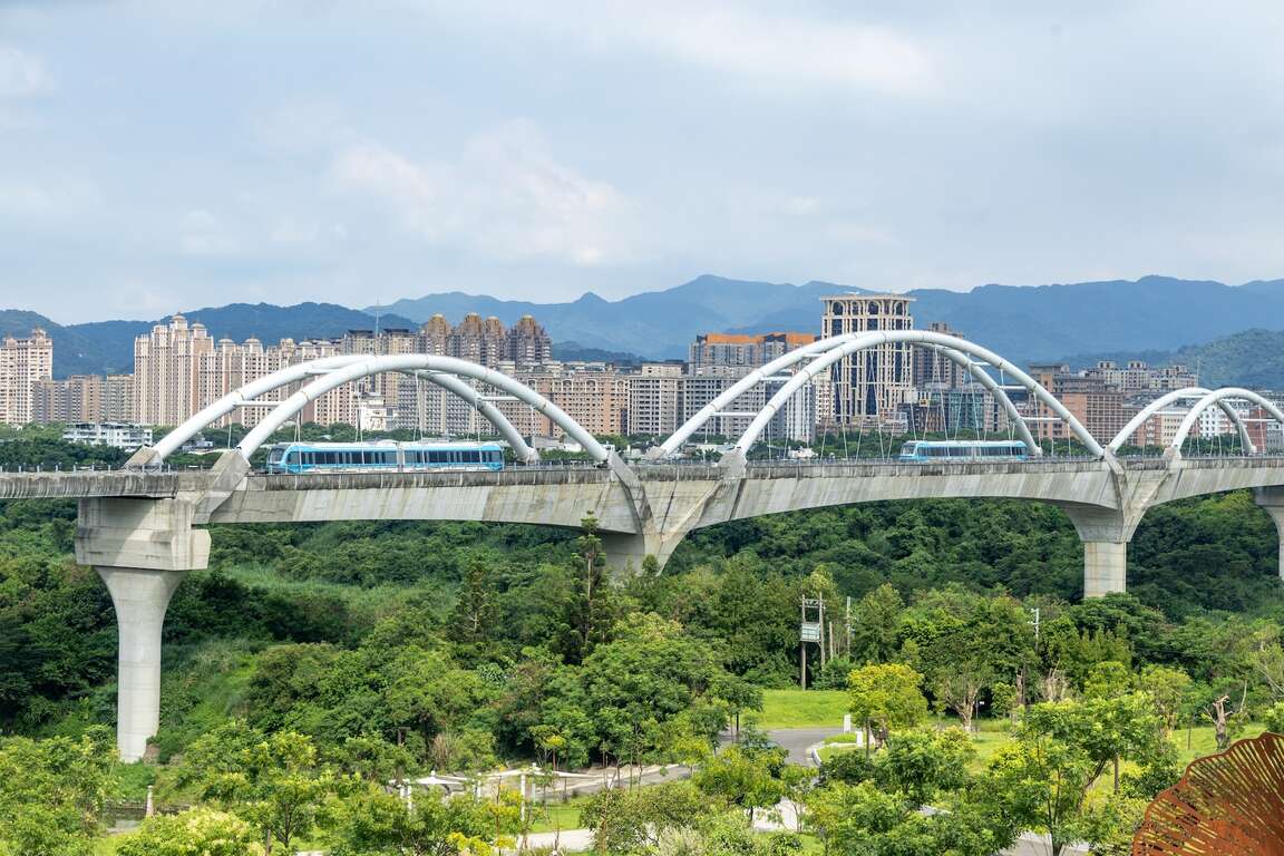 新北市美術館遠眺行駛中的三鶯線捷運列車