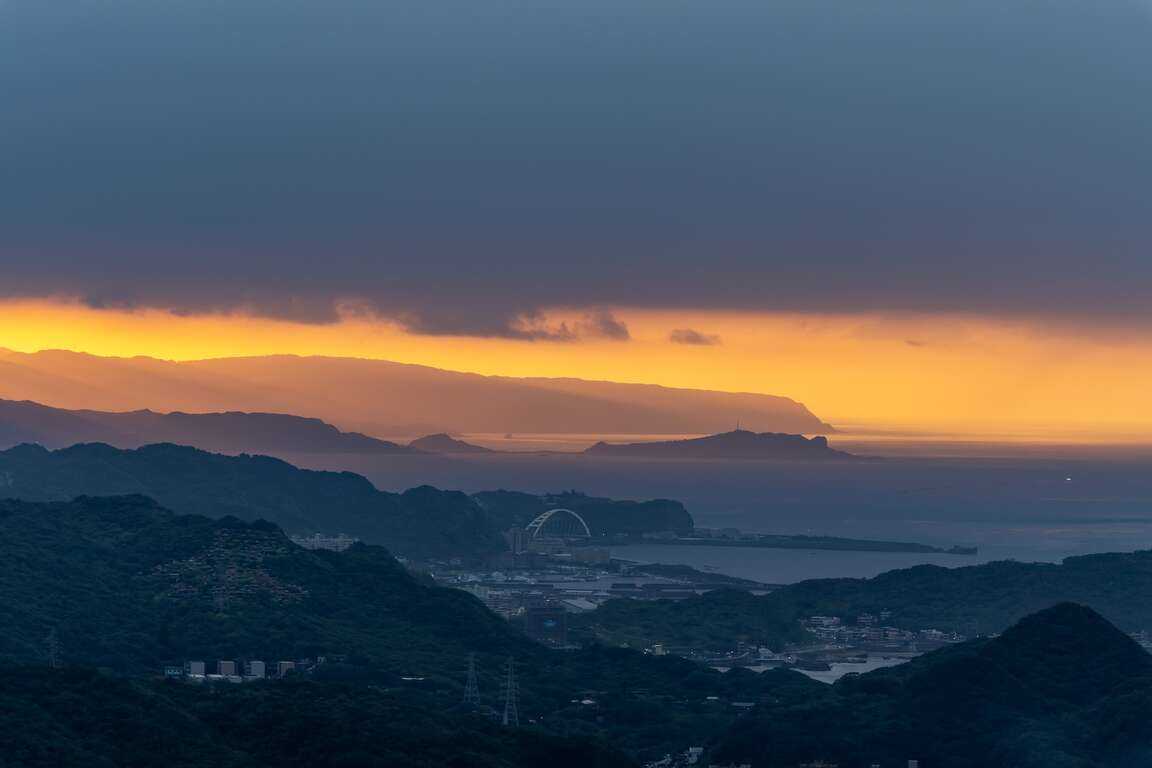 日落时分的海岸线