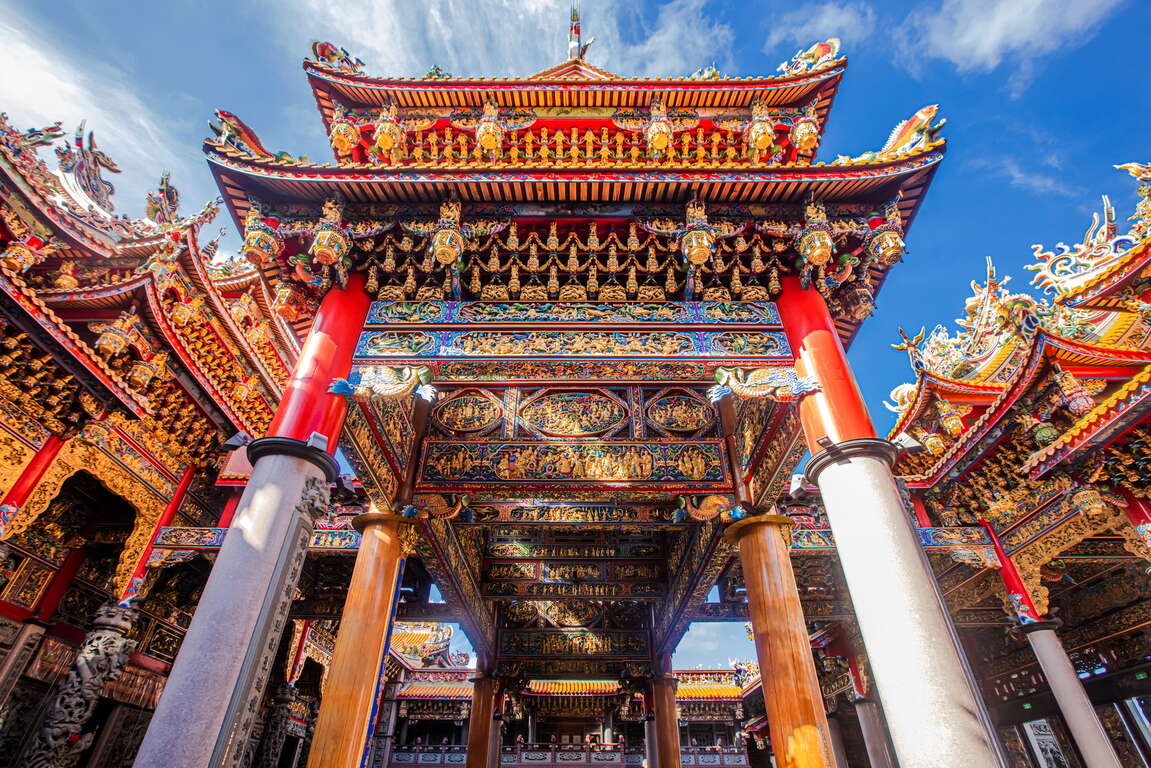 挑高充滿精緻雕刻的建築
