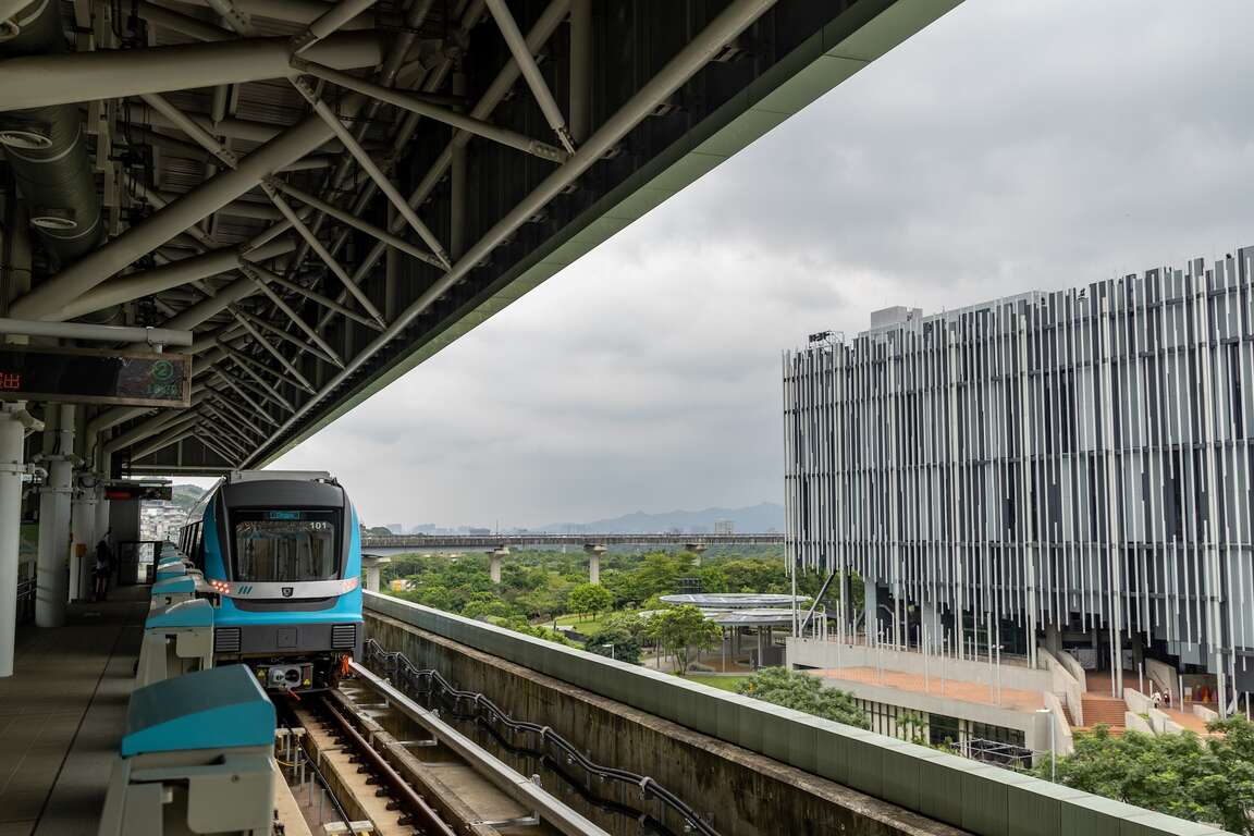 三鶯線列車與新北市美術館